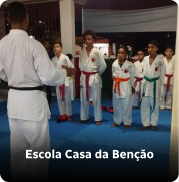 Escola Casa da Benção | Sensei explicando para crianças com Kimono enfileiradas