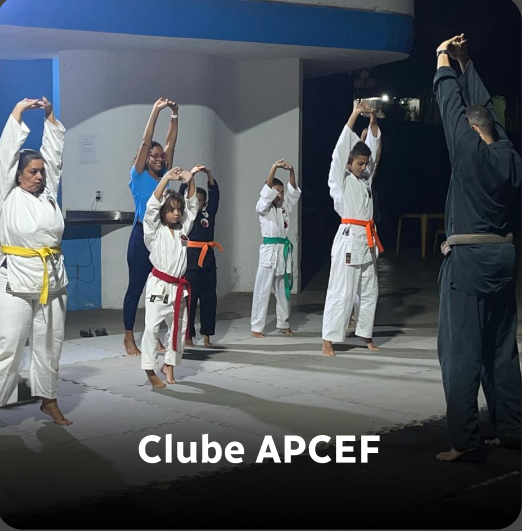 Clube APCEF | Sensei e pupilos se alongando 